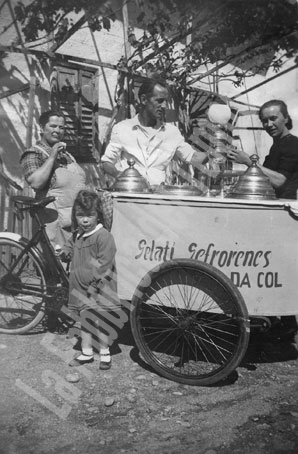 Lana, 1950: il gelataio Da Col in piazza San Pietro 