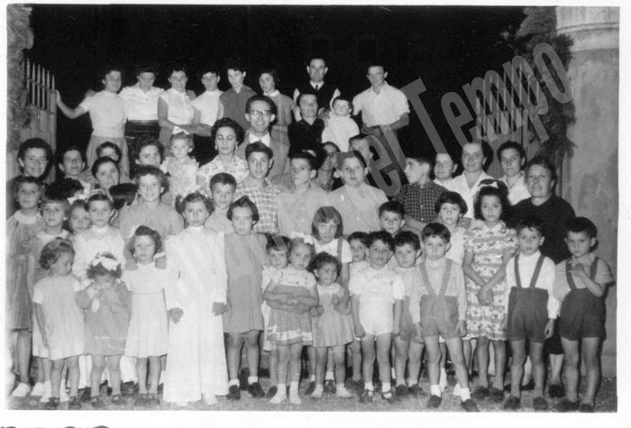 Birti, 9 luglio 1955: foto di gruppo dopo i festeggiamenti per un matrimonio